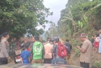 
Polisi bersama Forkopimcam Karangpawitan, Kabupaten Garut, Jawa Barat dibantu warga melakukan pencarian tujuh warga yang dilaporkan hilang di kawasan Curug Kebul, Kecamatan Karangpawitan, Kabupaten Garut, Senin (21/10/2024).(Foto: andre/dara)

