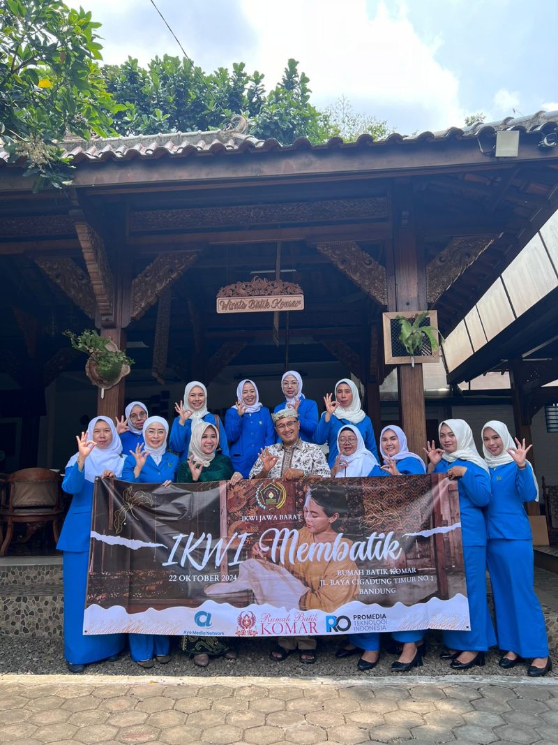 Ikatan Keluarga Wartawan Indonesia (IKWI) Jawa Barat mengadakan workshop dengan tema “IKWI Membatik” di Rumah Batik Komar Bandung, Selasa (22/10/2024).(Foto: dian/dara)
