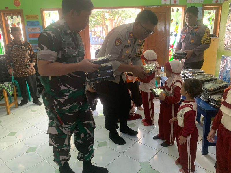 
 Danramil Palabuhanratu Kapten Amril dan Kapolsek Palabuhanratu Kompol Roni Haryanto membagikan paket makan siang bergizi gratis kpada siswa Paud Riyadhul Aliyah di Jalan Raya Jayanti RT 04/04 Desa Jayanti, Kecamatan Palabuhanratu, Kabupaten Sukabumi, Jawa Barat,Rabu pagi (23/10/24). (Foto: dian/dara)
