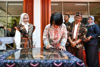 
Penjabat Ketua Dekranasda Jawa Barat Amanda Soemedi Bey Machmudin meresmikan Gerai Dekranasda Digital Kabupaten Kuningan di Pendopo Kabupaten Kuningan, Selasa (29/10/2024).(Foto: Biro Adpim Jabar)

