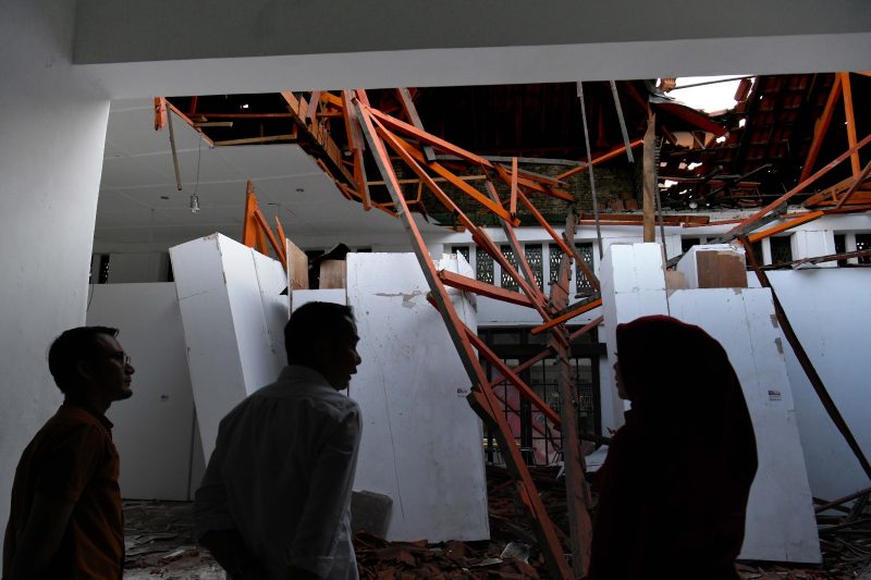 
Penjabat Gubernur Jawa Barat Bey Machmudin didampingi Plh. Kadisparbud Jabar meninjau kondisi Gedung Yayasan Pusat Kebudayaan (YPK) di Jalan Naripan, Kota Bandung, Selasa (29/10/2024).(Foto: Biro Adpim Jabar)