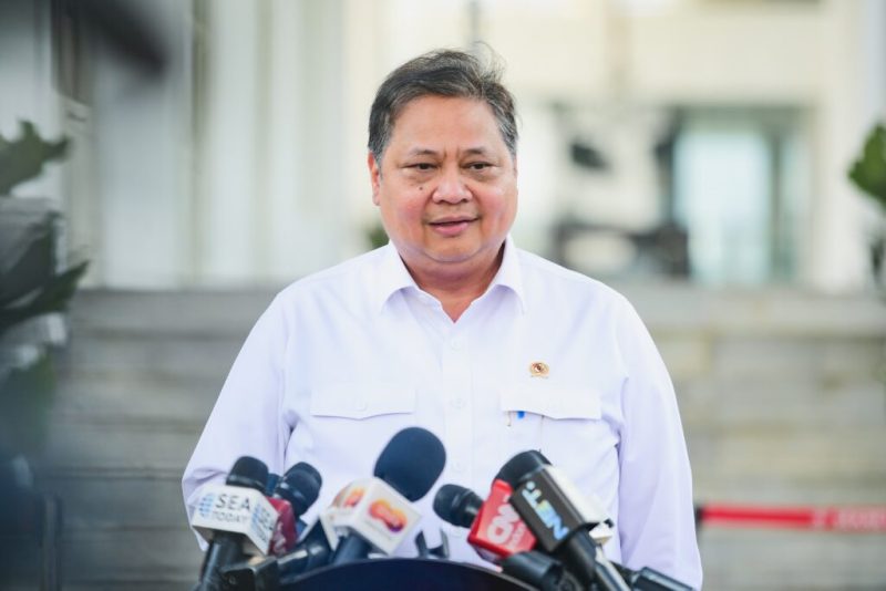 Menteri Koordinator (Menko) Bidang Perekonomian Airlangga Hartarto menyampaikan keterangan pers di Kompleks Istana Kepresidenan Jakarta, Selasa (29/10/2024). (Foto: BPMI Setpres)
