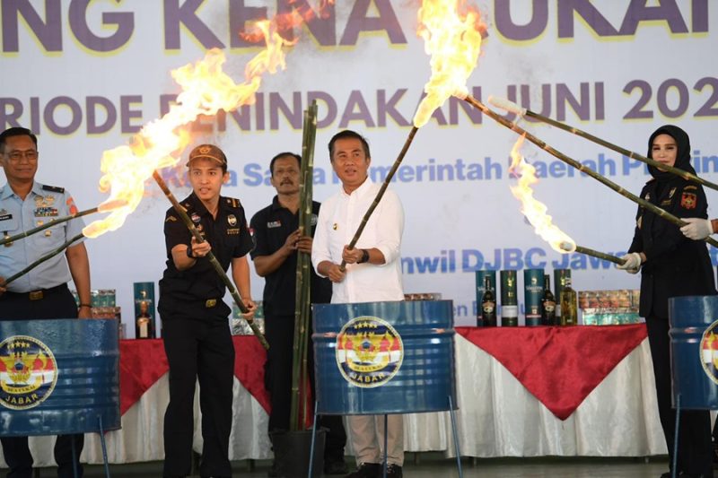 
Pj Gubernur Jawa Barat Bey Machmudin menghadiri pemusnahan Barang Kena Cukai Ilegal di Dome Bale Rame Soreang, Kabupaten Bandung, Selasa (8/10/2024).(Foto: biro Adpim Jabar)

