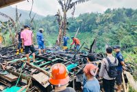 
Petugas dibantu masyarakat sekitar memadamkan api yang menghanguskan dua rumah milik warga di Kampung Pojok, Desa Mulyajaya, Kecamatan Banjarwangi, Kabupaten Garut, Senin (14/10/2024).(Foto: andre/dara)

