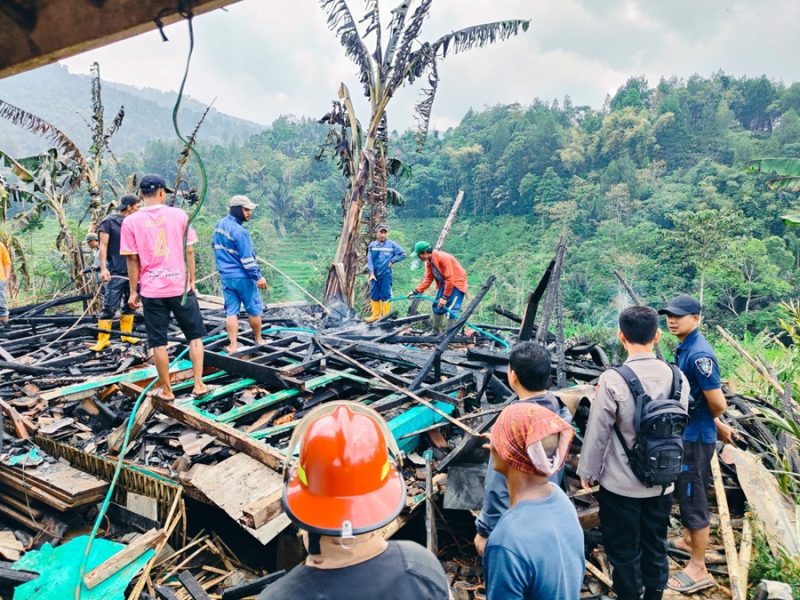 
Petugas dibantu masyarakat sekitar memadamkan api yang menghanguskan dua rumah milik warga di Kampung Pojok, Desa Mulyajaya, Kecamatan Banjarwangi, Kabupaten Garut, Senin (14/10/2024).(Foto: andre/dara)

