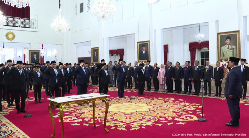 Presiden Prabowo Subianto didampingi Wakil Presiden Gibran Rakabuming Raka melantik Menteri Kabinet Merah Putih masa jabatan 2024-2029, di Istana Negara, Jakarta, Senin (21/10/2024) pagi. (Foto: Tangkapan YouTube BPMI Setpres)