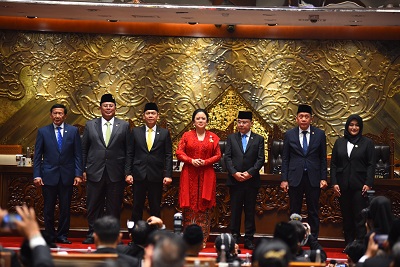 Foto bersama Pimpinan DPR RI Periode 2024-2029 usai penetapan Pimpinan DPR RI pada rapat paripurna di Gedung Nusantara II, Kompleks Parlemen, Senayan, Jakarta, Selasa (1/10/2024). Foto: Kresno/vel
