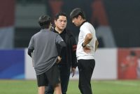 
Ketua Umum PSSI Erick Thohir berbincang dengan pelatih Timnas Indonesia, Shin Tae-yong. (Foto: Ist)
