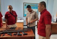 
Lapas dan Polres Garut lakukan pengecekan dan pemeliharaan rutin senjata api untuk pastikan sarpas keamanan berfungsi dengan baik, Sabtu (12/10/2024).(Foto: andre/dara)
