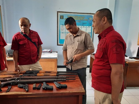 
Lapas dan Polres Garut lakukan pengecekan dan pemeliharaan rutin senjata api untuk pastikan sarpas keamanan berfungsi dengan baik, Sabtu (12/10/2024).(Foto: andre/dara)
