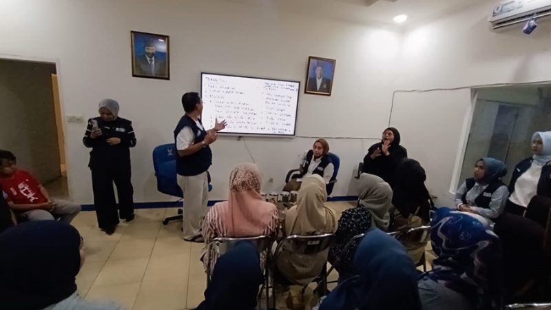 
Calon Wakil Bupati Garut nomor urut 02,  Putri Karlina, bertemu dengan panyandang tunarungu,  di Kantor DPD Partai NasDem Garut, Jalan Patriot, Kecamatan Tarogong Kidul, Kabupaten Garut, sabtu (2/11/2024).(Foto: andre/dara)
