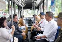 Penjabat Gubernur Jawa Barat Bey Machmudin uji coba transportasi publik Bus Rapid Transit (BRT) Bandung Raya, Senin (4/11/2024).(Foto: biro dokpim) 

