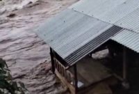 Banjir bandang akibat meluapnya Sungai Cidadap Kecamatan Gununghalu, Kabupaten Bandung Barat, Jawa Barat teredam puluhan rumah dan pesawahan, Sabtu petang (16/11/2024).(Foto: Ist)
