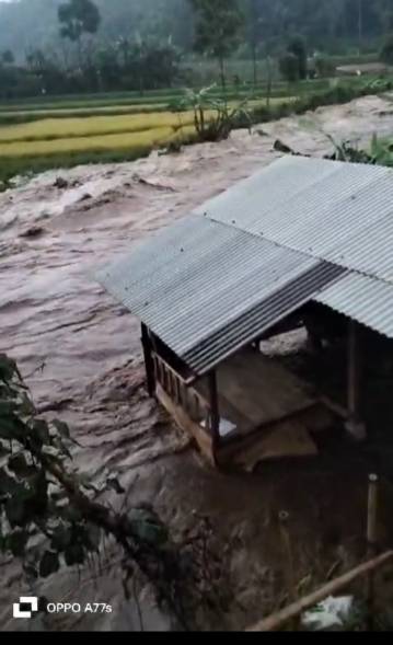 Banjir bandang akibat meluapnya Sungai Cidadap Kecamatan Gununghalu, Kabupaten Bandung Barat, Jawa Barat teredam puluhan rumah dan pesawahan, Sabtu petang (16/11/2024).(Foto: Ist)
