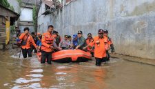 
Bupati Bandung Dadang Supriatna bersama Forkopimda pantau banjir. (Foto: maji)

