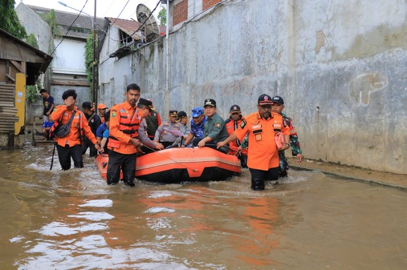 
Bupati Bandung Dadang Supriatna bersama Forkopimda pantau banjir. (Foto: maji)

