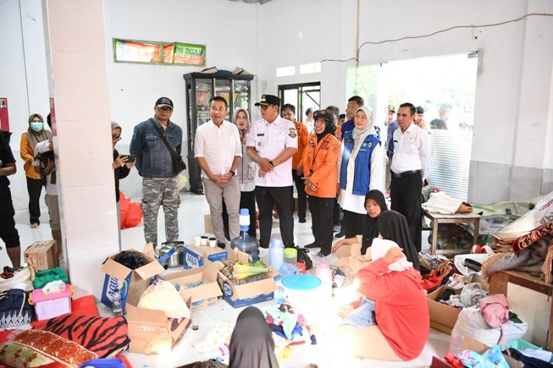 
Penjabat Gubernur Jabar Bey Machmudin meninjau lokasi banjir di tiga kelurahan Kota Sukabumi yakni Kelurahan Cikondang, Jayakarsa, dan Kelurahan Sindanglaya, Rabu (6/11/2024). (Foto: adpim jabar)
