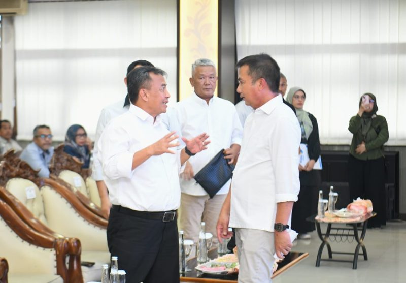 
Penjabat Gubernur Bey Machmudin dan Sekda Herman Suryatman dalam  penandatanganan Pakta Integritas Pelayanan Pendidikan Pemda Provinsi Jabar di kantor Disdik Jabar, Selasa (12/11/2024).  
 (Foto: Dokpim Jabar)
