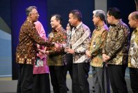 
Penjabat Gubernur Jawa Barat Bey Machmudin menerima  Pengahargaan BHUMANDALA AWARD TAHUN 2024 di Grand Studio Metro TV, Jakarta, Senin (4/11/2024).(Foto: Biro Adpim Jabar)