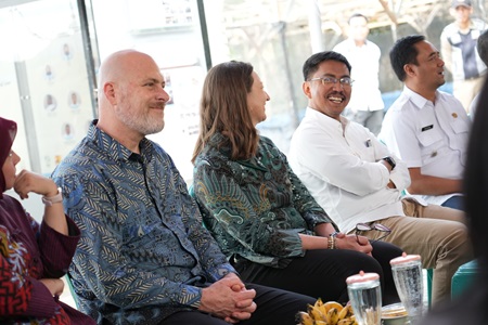 
Pjs. Bupati Bandung Dikky Achmad Sidik bersama tenaga ahli dari Monash University, Kedutaan Besar Australia, Universitas Indonesia saat meninjau TPS3R Desa Padamukti, Kecamatan Solokanjeruk, Kabupaten Bandung. (Foto: diskominfo)
