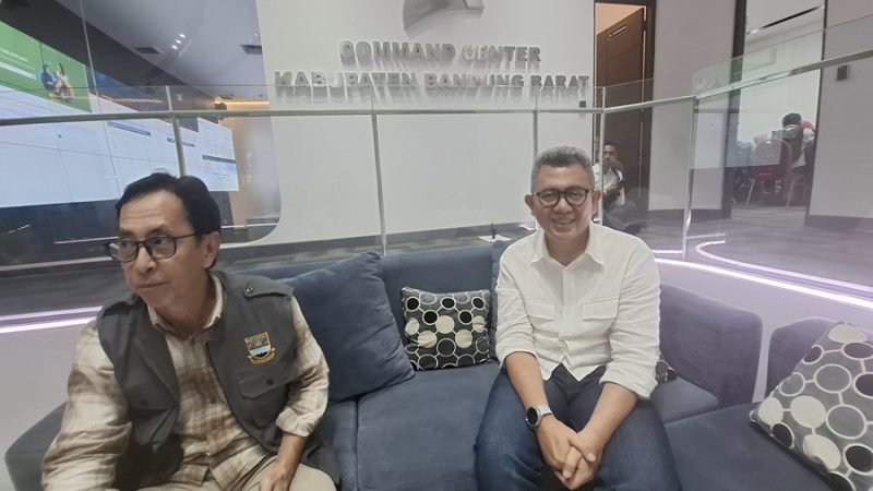 Pj Bupati Bandung Barat Ade Zakir bersama Pj Sekda KBB, Eriska Hendrayana memantu pelaksanaan Pilkada di Command Centre Gedung Utama Komplek Perkantoran KBB-Ngamprah, Rabu (27/11/2024). (Foto: heny/dara)
