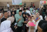 
Calon Bupati Bandung, Dadang Supriatna befoto Bersama puluhan lulusan SMA/SMK, usai penyerahan ijazah. (Foto: Ist)
