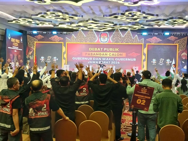 
 Suasana semarak menyelimuti Hotel Patra, Kabupaten Cirebon, tempat digelarnya debat Kedua Pemilihan Gubernur dan Wakil Gubernur Jawa Barat (Pilgub Jabar) 2024, Sabtu (16/11/2024) malam.(Foto: Bambang/dara)
