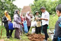 
Pj Gubernur Jabar Bey Machmudin meninjau Desa Wisata dan Edukasi Cibiru Wetan, Kecamatan Cileunyi, Kabupaten Bandung, Jumat (8/11/2024).(Foto: Biro Adpim Jabar)
