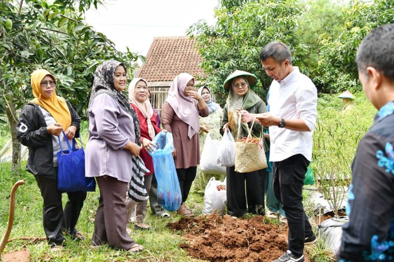 
Pj Gubernur Jabar Bey Machmudin meninjau Desa Wisata dan Edukasi Cibiru Wetan, Kecamatan Cileunyi, Kabupaten Bandung, Jumat (8/11/2024).(Foto: Biro Adpim Jabar)
