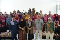 
KPU Jabar bersama Yayasan Usia Emas Indonesia berfoto bersama sai sosialisasi, di Gedung STEI BINA MUDA, Kecamatan Cicalengka, Kabupaten Bandung. (Foto: deram/dara)
