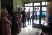 
Jenazah Rapi , remaja berusia 16 tahun yang meninggal dunia akibat tersambar petir di bawa ke rumah duka di Kampung Ciloa, Desa Banjarsari, Kecamatan bayongbong, Kabupaten Garut, Jawa Barat Minggu (10/11/2024).(Foto: andre/dara)
