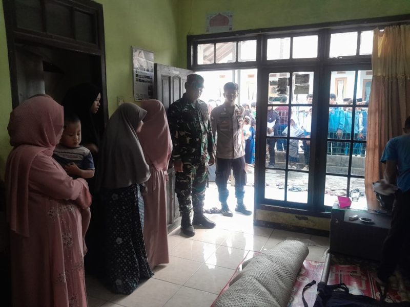 
Jenazah Rapi , remaja berusia 16 tahun yang meninggal dunia akibat tersambar petir di bawa ke rumah duka di Kampung Ciloa, Desa Banjarsari, Kecamatan bayongbong, Kabupaten Garut, Jawa Barat Minggu (10/11/2024).(Foto: andre/dara)
