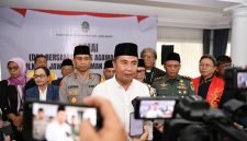 
Penjabat Gubernur Jabar Bey Machmudin saat ‘Doa Bersama Lintas Agama menuju Pilkada Jawa Barat Aman dan Kondusif’ berlangsung di Gedung Pakuan Bandung, Senin (25/11/2024).(Foto: biro adpim)

