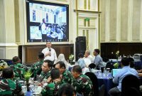 
Sekda Jabar Herman Suryatman memberikan arahan pada FGD 'Evaluasi Upaya Mitigasi Sampah di Sungai Citarum' di Papandayan Hotel, Kota Bandung, Selasa (12/11/2024). (Foto: biro dokpim)

