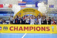 
Timnas futsal Indonesia juara Piala AFF Futsal 2024. Indonesia mengalahkan Vietnam 2-0 pada final yang berlangsung di Terminal 21 Hall, Nakhon Ratchasima, Thailand, Minggu (10/11/2024) malam WIB.(Foto: PSSI)

