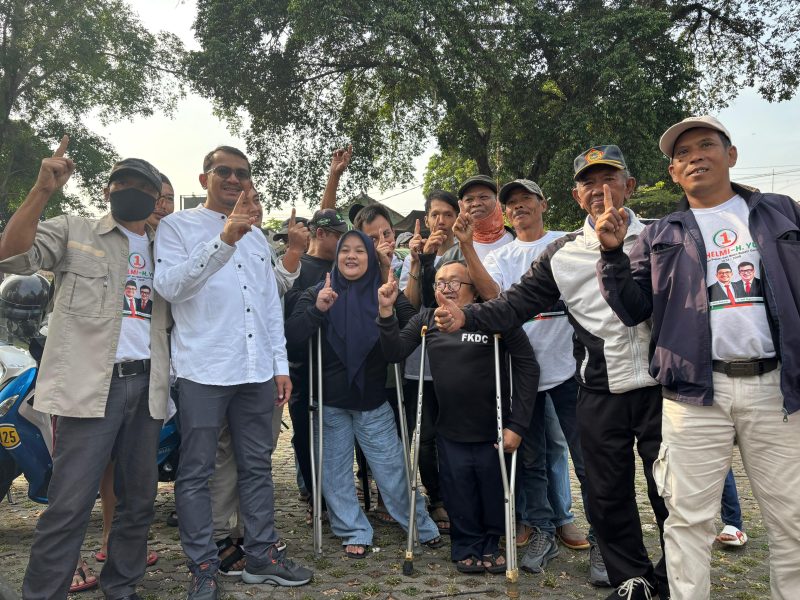 Calon Bupati Garut nomor urut 01, Helmi Budiman, berfoto bersama para pendukungnya beberapa waktu lalu (Foto: Istimewa)