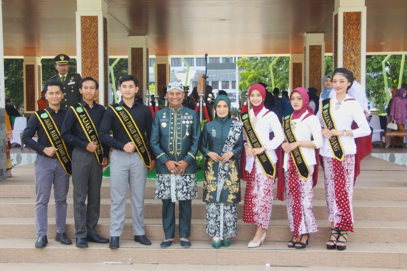 
Ketua Dekranasda Kabupaten Subang, Rosnelly Imran, meluncurkan Songket Sieup Serat Nanas, bertempat di Jalan Wangsa Gofarana, Alun-Alun Subang, Jawa Barat Minggu (27/10/2024).(Foto: yudi/dara)

