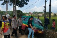 
Tim Inafis Polres Garut melakukan olah perkara di dalam mobil angkutan kota di Jalan Raya Bandung -Tasikmalaya, tepatnya di Kampung Calincing, Desa Kersamanah, Kecamatan Kersamanah, Kabupaten Garut. Minggu (3/11/3024) gegerkan warga.(Foto: andre/dara)

