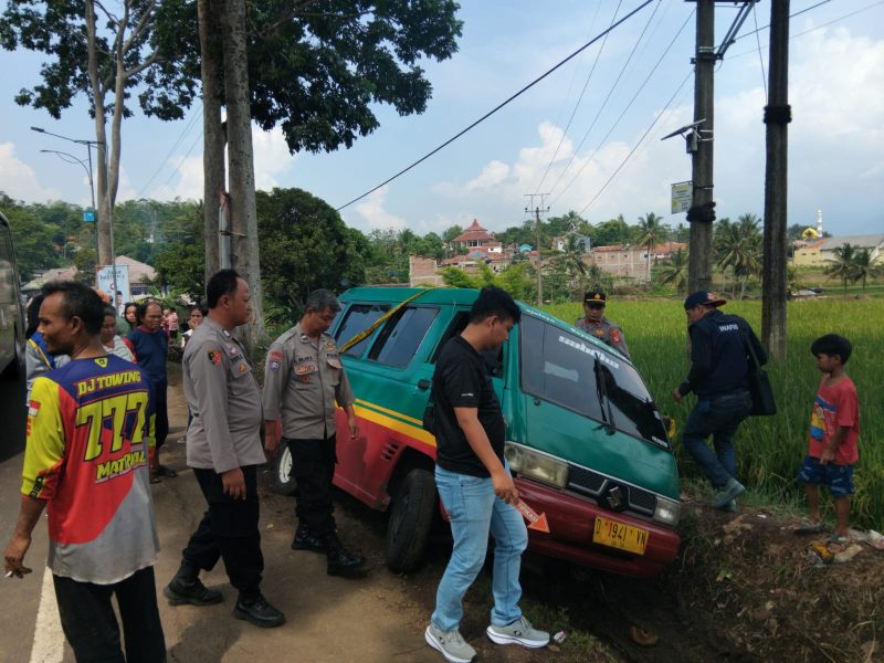 
Tim Inafis Polres Garut melakukan olah perkara di dalam mobil angkutan kota di Jalan Raya Bandung -Tasikmalaya, tepatnya di Kampung Calincing, Desa Kersamanah, Kecamatan Kersamanah, Kabupaten Garut. Minggu (3/11/3024) gegerkan warga.(Foto: andre/dara)

