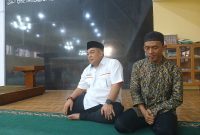 Calon Wakil Bupati Garut nomor urut 2, H. Yudi Nugraha lasminingrat, bersama marbot masjid Al-Djamhari, yang akan diberangkatkan ke tanah suci (Foto: Istimewa)