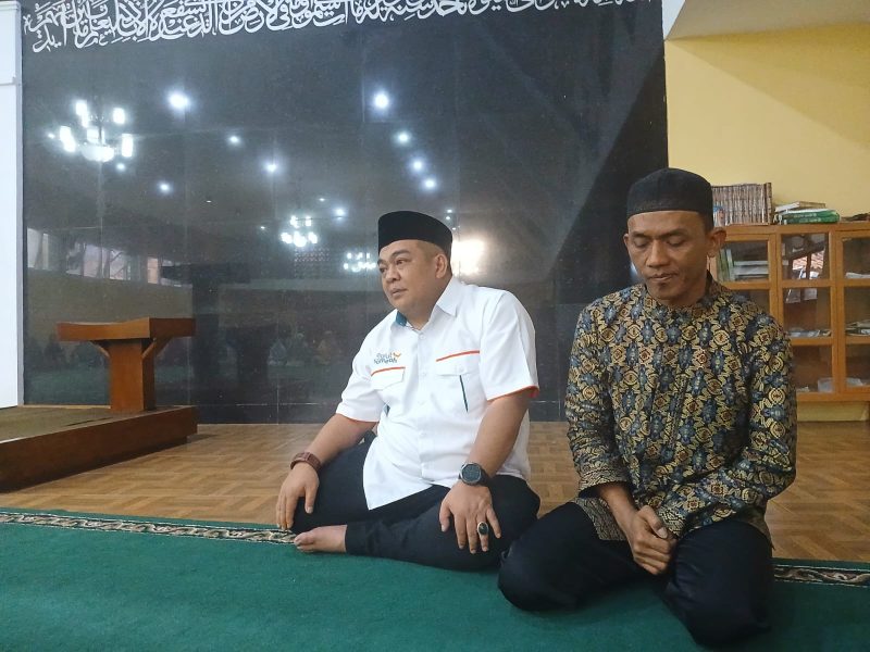 Calon Wakil Bupati Garut nomor urut 2, H. Yudi Nugraha lasminingrat, bersama marbot masjid Al-Djamhari, yang akan diberangkatkan ke tanah suci (Foto: Istimewa)