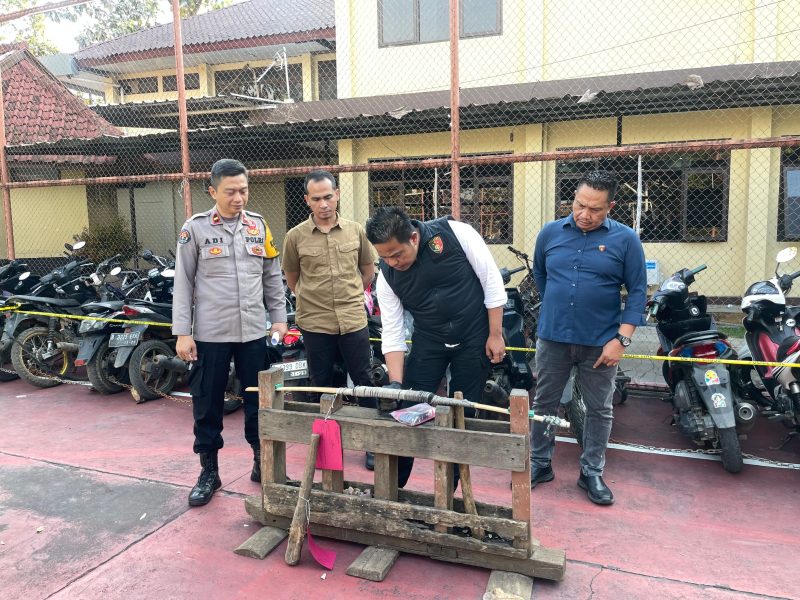 Kasat Reskrim Polres Garut, AKP Ari Rinaldo, didampingi KBO Reskrim dan Kasi Humas Polres Garut menunjukan barang butki perlengkapan judi 'adu muncang' di Mapolres Garut, Kamis (8/11/2024)(Foto: Istimewa)