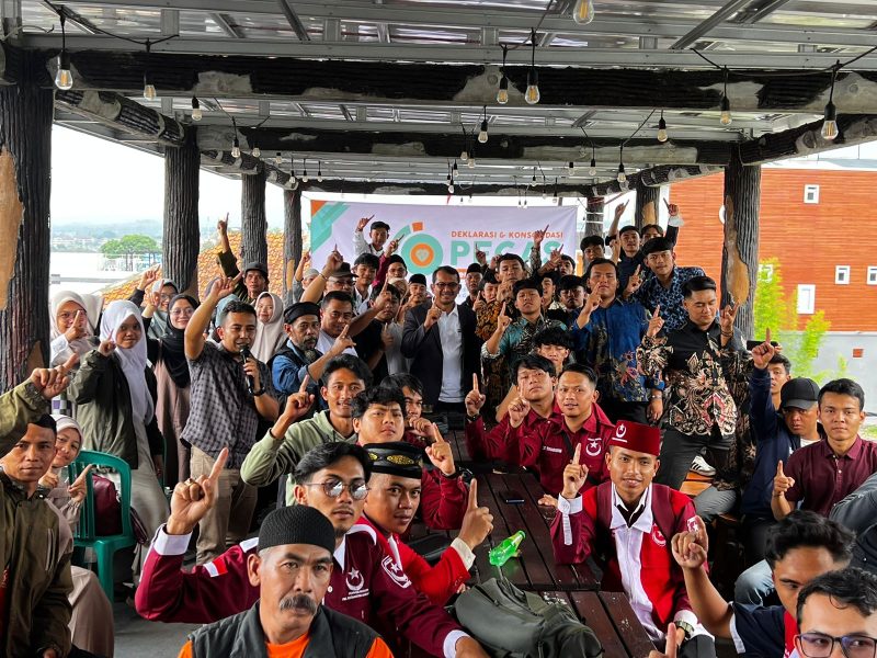 Helmi Budiman berfoto bersama usai Deklarasi dukungan yang digelar Pemuda Garut Bersatu (Pegas) di Villa Guntur sari, Jalan Cipanas Baru, Kecamatan Tarogong Kaler, Kabupaten Garut pada Sabtu (9/11/2024)(Foto: Istimewa)