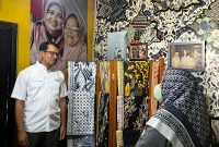 calon Bupati Garut, dr.Helmi Budiman, saat mengunjungi Kampung Batik Tulis Garutan di Kampung Paledang, Kelurahan Kota Kulon, Kecamatan Garut Kota, Kabupaten Garut, Selasa (12/11/2024)(Foto: Istimewa)