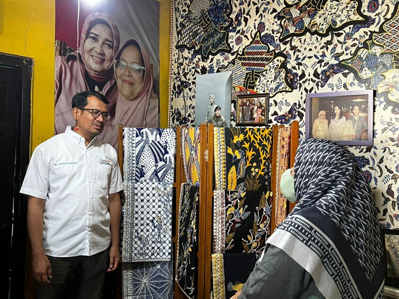 calon Bupati Garut, dr.Helmi Budiman, saat mengunjungi Kampung Batik Tulis Garutan di Kampung Paledang, Kelurahan Kota Kulon, Kecamatan Garut Kota, Kabupaten Garut, Selasa (12/11/2024)(Foto: Istimewa)