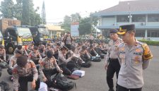 Wakapolres Garut, Kompol Dhoni Ewranto, melakukan pengecekan perlengkapan personel pengamanan TPS di Mapolres Garut, Jalan Sudirman, Kecamatan Karangpawitan, Kabupaten Garut, Jumat (15/11/2024)(Foto: Ist)