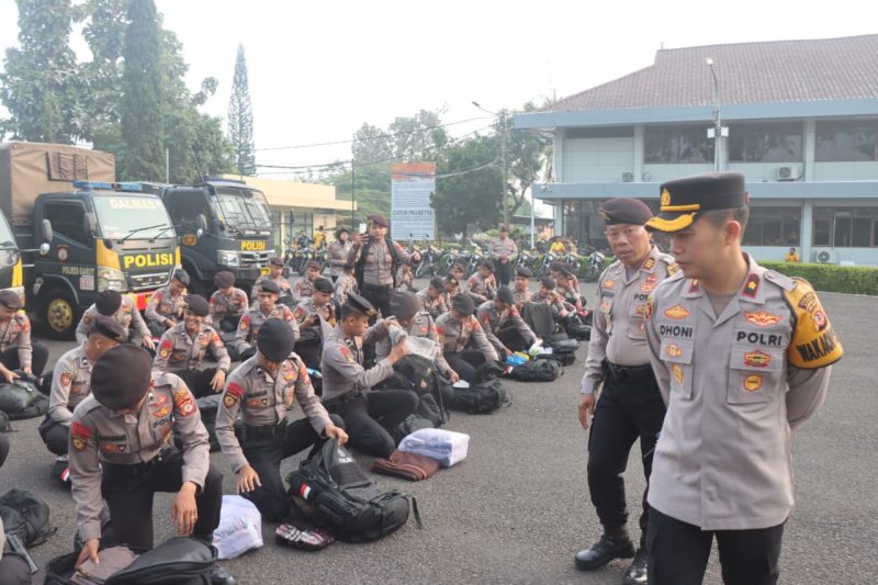 Wakapolres Garut, Kompol Dhoni Ewranto, melakukan pengecekan perlengkapan personel pengamanan TPS di Mapolres Garut, Jalan Sudirman, Kecamatan Karangpawitan, Kabupaten Garut, Jumat (15/11/2024)(Foto: Ist)