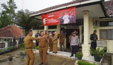 Pj. Bupati Garut, Barnas Adjidin, mengecek kesiapan Pilkada 2024 di Kecamatan Limbangan dan Kersamanah, Kabupaten Garut, Selasa (19/11/2024)(Foto: Istimewa)