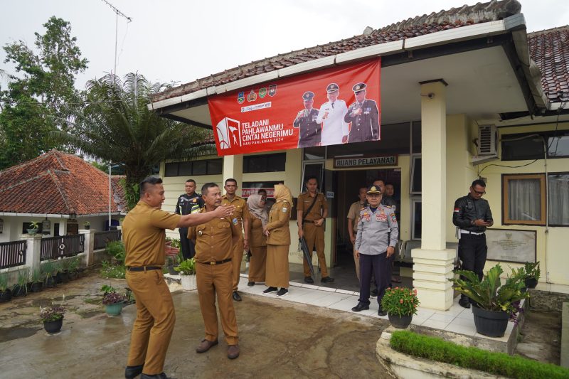 Pj. Bupati Garut, Barnas Adjidin, mengecek kesiapan Pilkada 2024 di Kecamatan Limbangan dan Kersamanah, Kabupaten Garut, Selasa (19/11/2024)(Foto: Istimewa)