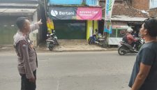 Polisi menunjukan lokasi korban jatuh tersengat
arus listrik saat sedang memasang alat perkiraan cuaca, di salah satu toko di kawasan Bayongbong, Kabupaten Garut, Selasa (20/11/2024)(Foto: Istimewa)
